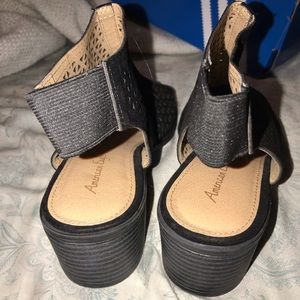 Black little Wedges